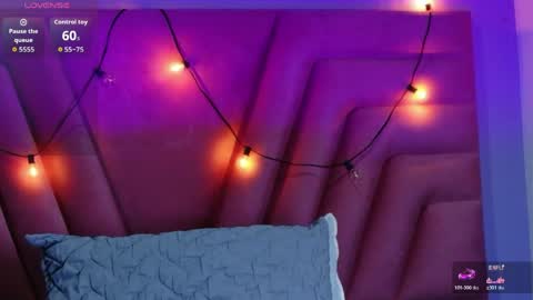 Snapshot of naturaltitss_ chatting on 04-28-26, 12:32 Gwen online show from 04-28-26, 12:32
