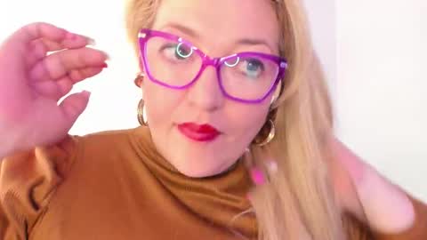 Snapshot of naty__mature_ chatting on 10-14-25, 09:32 Nataly online show from 10-14-25, 09:32