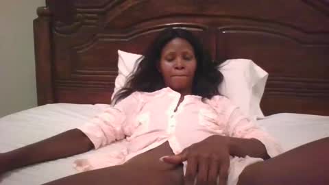 Snapshot of naughty_babe000 chatting on 09-19-25, 06:30 alisha online show from 09-19-25, 06:30