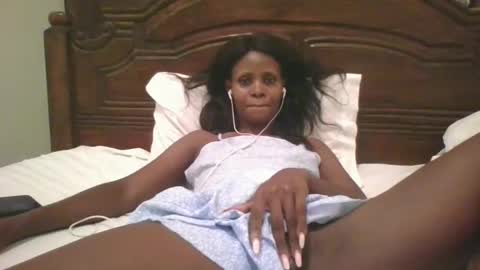 Snapshot of naughty_babe000 chatting on 10-19-25, 06:08 alisha online show from 10-19-25, 06:08