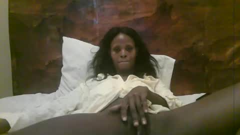 Snapshot of naughty_babe000 chatting on 05-12-26, 01:52 alisha online show from 05-12-26, 01:52