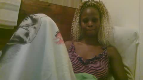 Snapshot of naughty_babe000 chatting on 05-19-26, 06:25 alisha online show from 05-19-26, 06:25