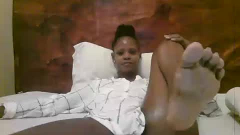 Snapshot of naughty_babe000 chatting on 06-17-26, 04:15 alisha online show from 06-17-26, 04:15