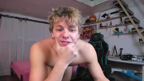 Snapshot of naughty_nik43 chatting on 01-28-25, 09:29 Nik online show from 01-28-25, 09:29