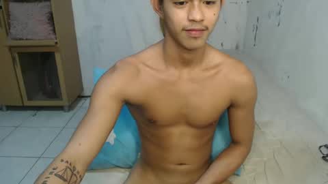 Snapshot of naughtyboylouie chatting on 02-11-25, 04:02 Loue online show from 02-11-25, 04:02