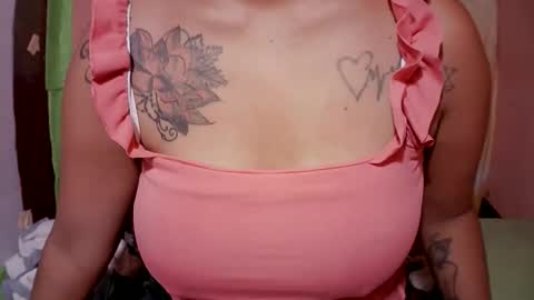 Snapshot of naughtymom_33 chatting on 10-27-25, 08:24 naughtymom_33 online show from 10-27-25, 08:24