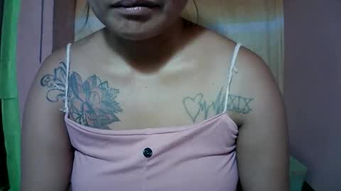 Snapshot of naughtymom_33 chatting on 10-28-25, 08:29 naughtymom_33 online show from 10-28-25, 08:29