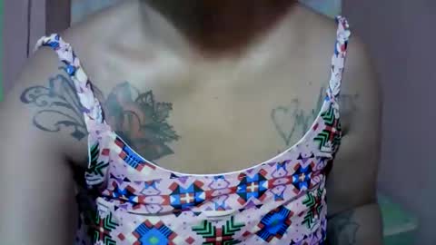 Snapshot of naughtymom_33 chatting on 10-28-25, 08:33 naughtymom_33 online show from 10-28-25, 08:33