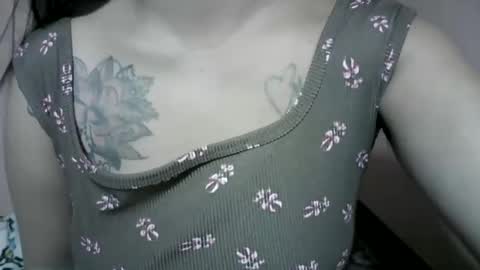 Snapshot of naughtymom_33 chatting on 11-25-25, 05:57 naughtymom_33 online show from 11-25-25, 05:57