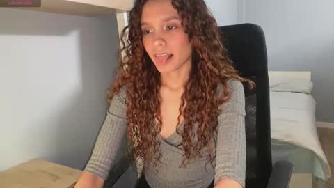 Snapshot of naugthtycurls chatting on 12-17-25, 04:35 Arantxa online show from 12-17-25, 04:35