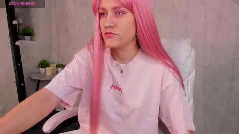 Snapshot of nedzumi_sato chatting on 12-14-25, 09:36 Nedzumi online show from 12-14-25, 09:36