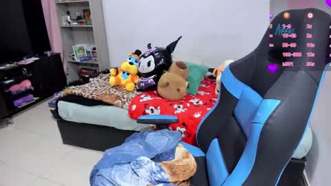 Snapshot of neeko_lol_ chatting on 10-29-25, 04:42 Geek Nicole im Neeko UwU online show from 10-29-25, 04:42