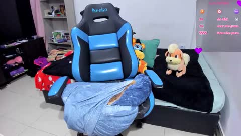 Snapshot of neeko_lol_ chatting on 11-05-25, 02:50 Geek Nicole im Neeko UwU online show from 11-05-25, 02:50