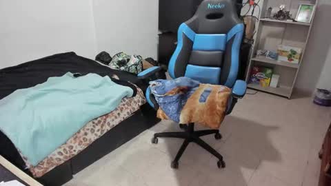 Snapshot of neeko_lol_ chatting on 12-05-25, 02:36 Geek Nicole im Neeko UwU online show from 12-05-25, 02:36