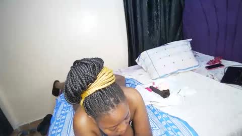 Snapshot of nellyeluxe chatting on 12-16-25, 05:45 nellyeluxe online show from 12-16-25, 05:45