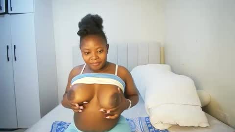 Snapshot of nellyeluxe chatting on 05-01-26, 10:47 nellyeluxe online show from 05-01-26, 10:47