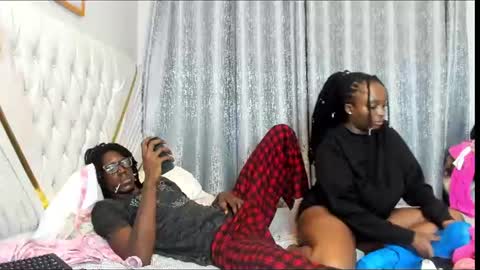 Snapshot of netfux_and_chill chatting on 06-17-26, 07:04 netfux_and_chill online show from 06-17-26, 07:04