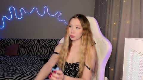 Mina online show from 01-16-25, 01:14