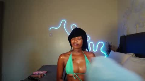 Snapshot of nia_bell chatting on 02-12-25, 01:59 kikiNiaAria online show from 02-12-25, 01:59
