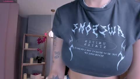 Snapshot of niaholland chatting on 09-12-25, 06:52 SQUIRTER DOLL online show from 09-12-25, 06:52