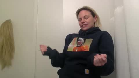 Snapshot of nicecolddrink2 chatting on 01-10-26, 04:25 Amber online show from 01-10-26, 04:25