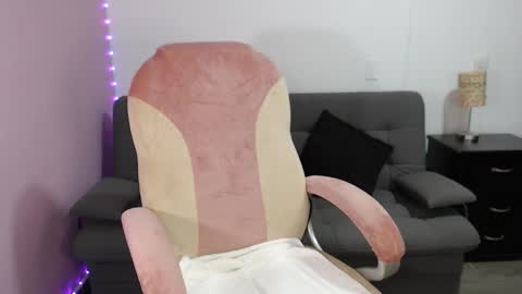 Snapshot of nicol_storm chatting on 11-05-25, 11:16 nicole Storm online show from 11-05-25, 11:16