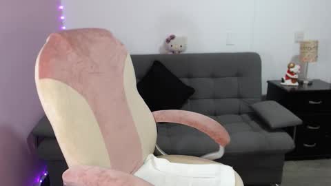 Snapshot of nicol_storm chatting on 12-04-25, 10:51 nicole Storm online show from 12-04-25, 10:51