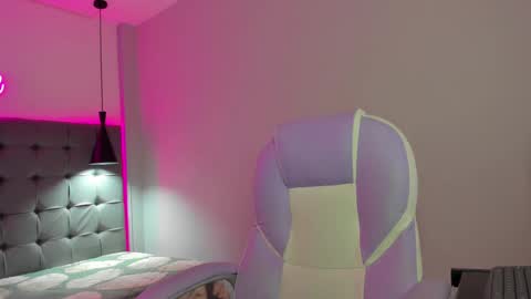 nicolasferrer18 online show from 11-02-25, 07:27