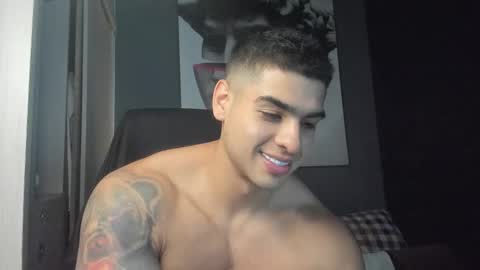 Snapshot of nicolasmuscle chatting on 11-25-25, 05:02 Andres online show from 11-25-25, 05:02