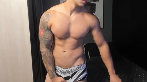 Snapshot of nicolasmuscle chatting on 12-02-25, 01:22 Andres online show from 12-02-25, 01:22