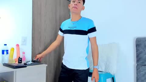 nicolastorres__ online show from 11-19-25, 04:23