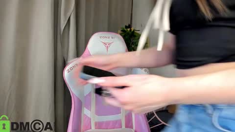 Snapshot of nicole_charm chatting on 11-10-25, 05:12 GMT7TueWedThSu 0300am-0900am. Sa 1000am-0400pm online show from 11-10-25, 05:12