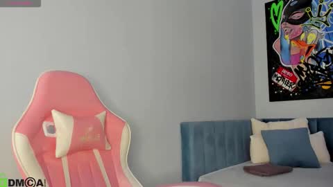 Snapshot of nicole_charm chatting on 12-16-25, 12:15 GMT7TueWedThSu 0300am-0900am. Sa 1000am-0400pm online show from 12-16-25, 12:15