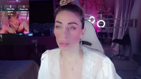 Nicole online show from 12-21-25, 03:46