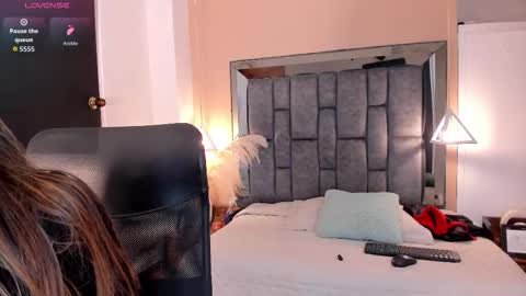 Snapshot of nicole_whitee chatting on 09-20-25, 07:37 N A T A L I A online show from 09-20-25, 07:37