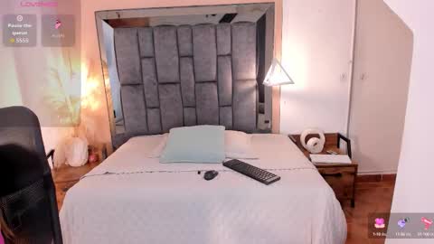 Snapshot of nicole_whitee chatting on 09-23-25, 08:01 N A T A L I A online show from 09-23-25, 08:01