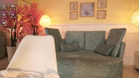 Nicole Crawft online show from 11-08-25, 07:23