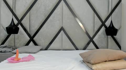 Nicolle Baker online show from 04-22-26, 09:49