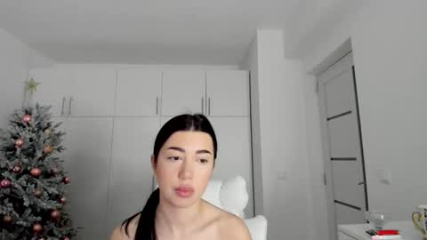 Nicolle online show from 12-22-25, 05:37