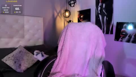 Snapshot of nicollee_heart chatting on 12-14-25, 02:00 Nicolle online show from 12-14-25, 02:00