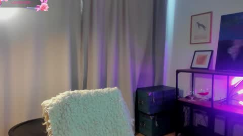 Snapshot of nicollefarrey chatting on 02-07-26, 08:29 Kim online show from 02-07-26, 08:29