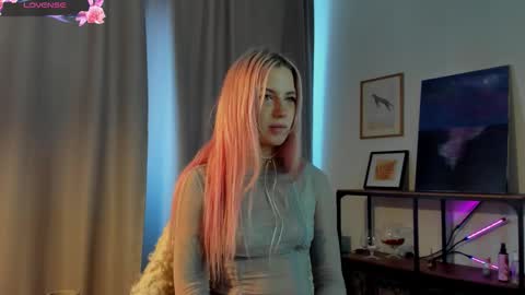 Snapshot of nicollefarrey chatting on 02-11-26, 08:08 Kim online show from 02-11-26, 08:08