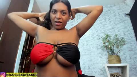 nicollesofia3 online show from 11-18-25, 12:27