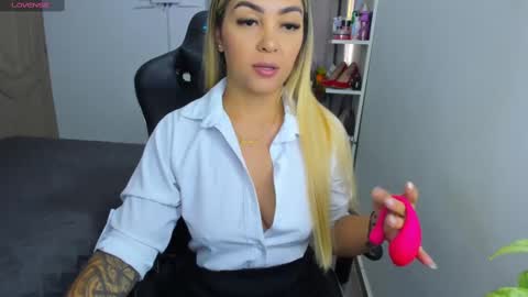 Snapshot of nicolporto chatting on 10-05-25, 11:52 Nicol online show from 10-05-25, 11:52