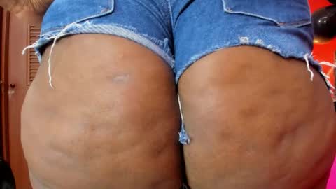 Snapshot of nicolsalas chatting on 10-22-25, 01:00 Nicol online show from 10-22-25, 01:00