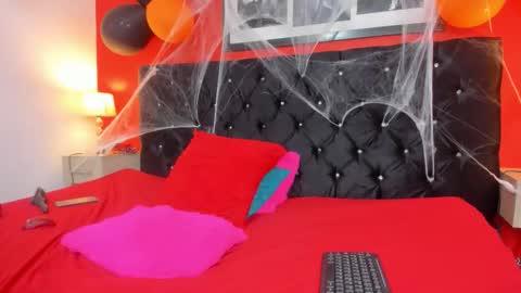 Snapshot of nicolsalas chatting on 10-30-25, 12:50 Nicol online show from 10-30-25, 12:50