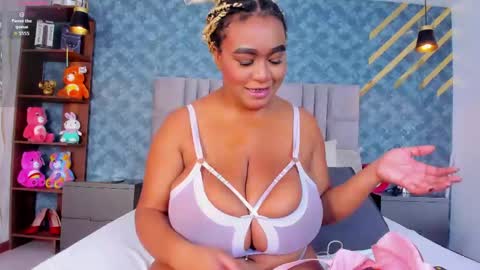 Snapshot of niiamoore_ chatting on 05-11-26, 07:44 NiiaMoore online show from 05-11-26, 07:44
