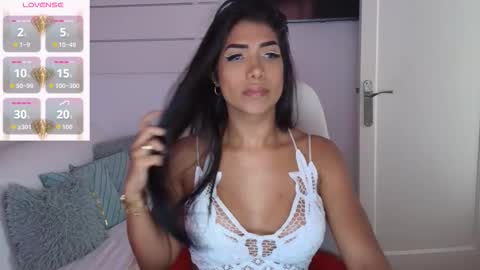 Nicolle Bustamante online show from 10-16-25, 11:55