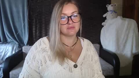 Snapshot of nikaskylink chatting on 09-19-25, 04:14 Nika online show from 09-19-25, 04:14