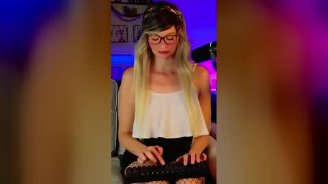 Snapshot of nikki_goldberg chatting on 05-30-26, 09:06 Kitty Chatte online show from 05-30-26, 09:06